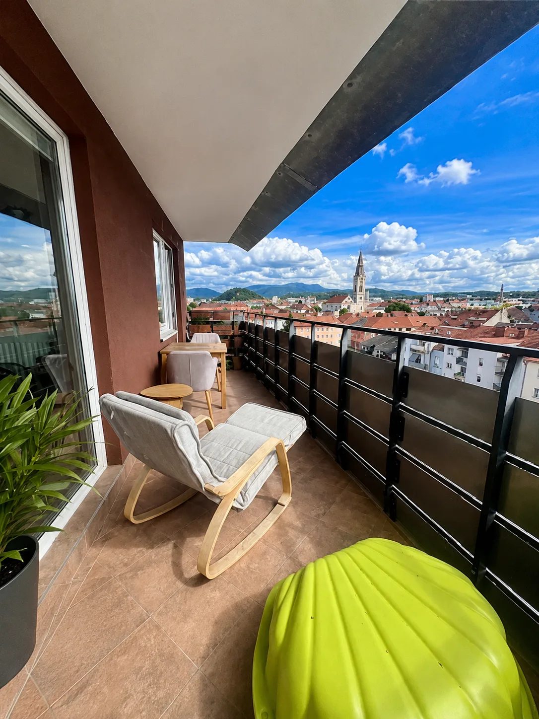 Balkon mit Liegestuhl