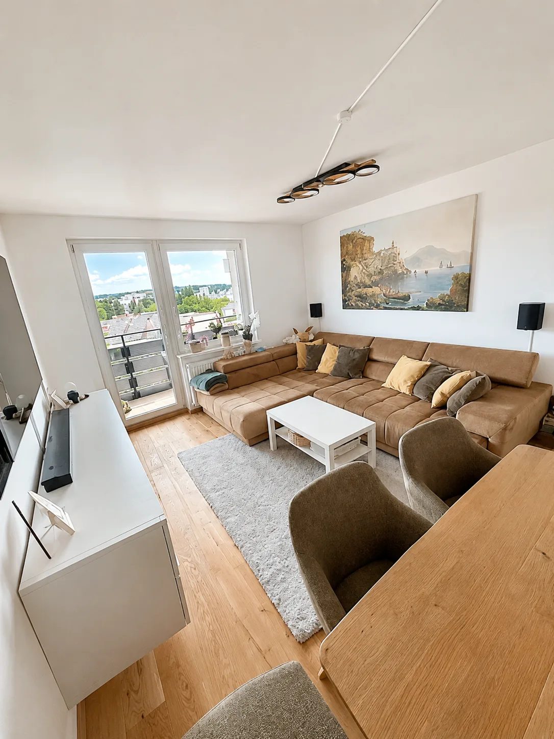 Wohnzimmer mit Balkontür