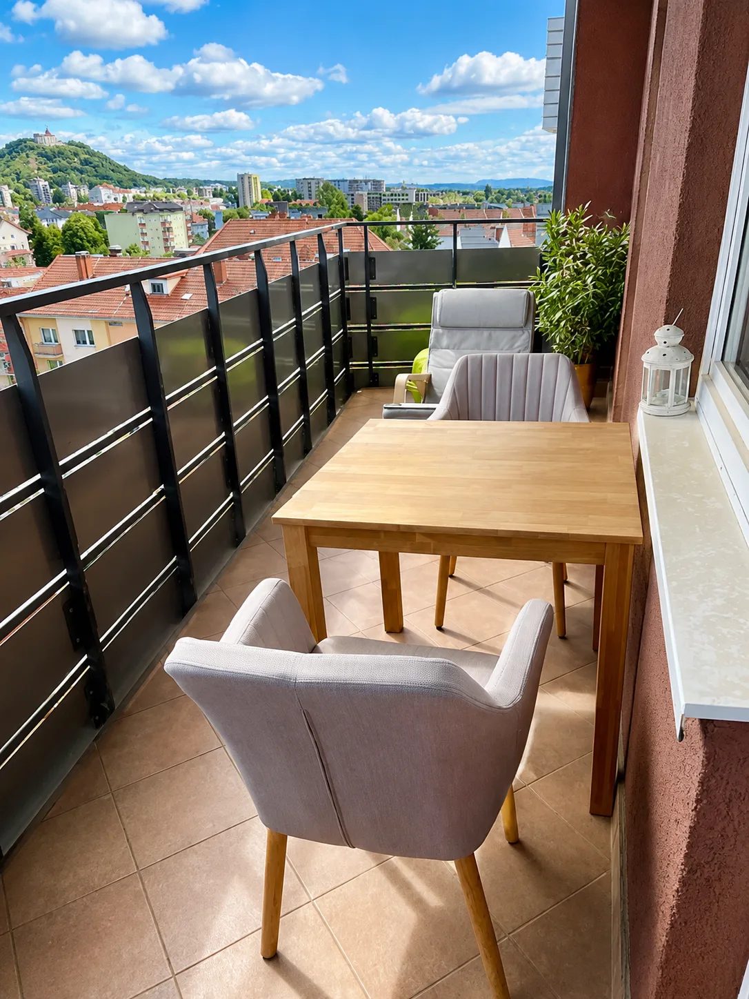 Balkon mit Esstisch