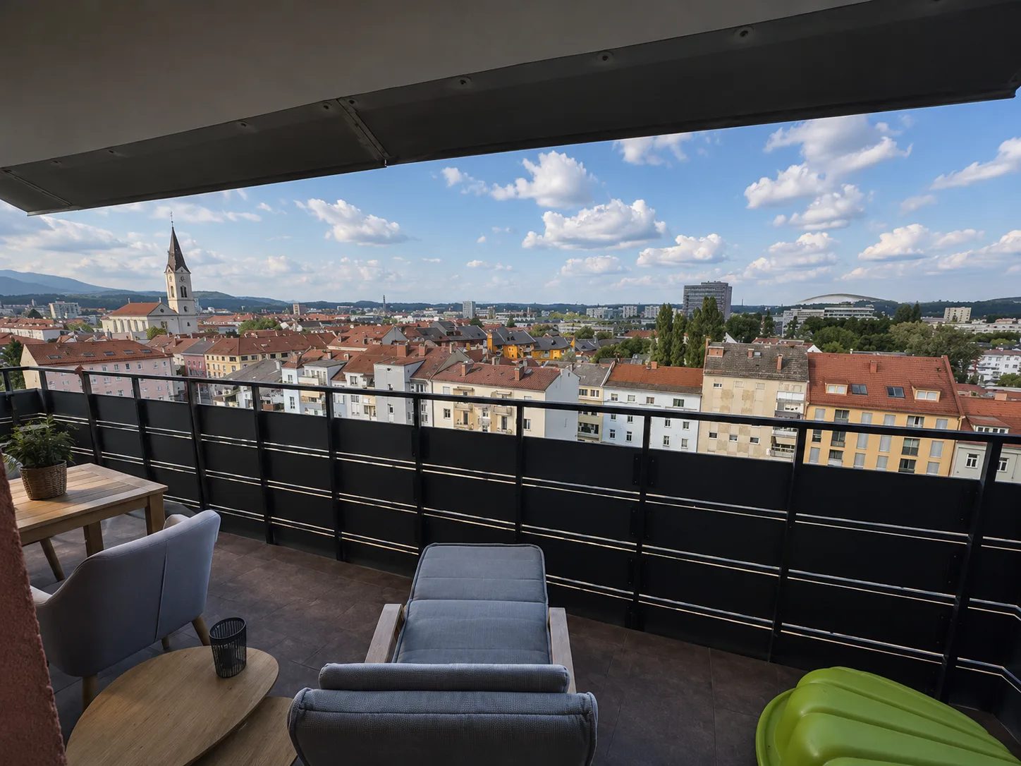 Balkon Blick zum Kirchturm