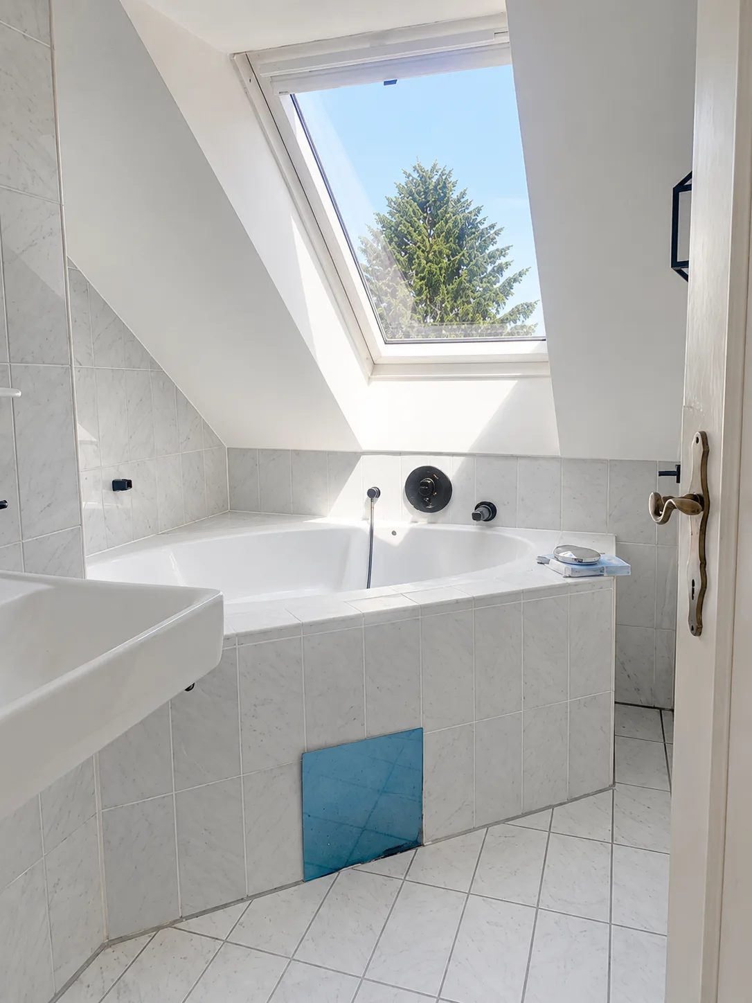 Badezimmer mit Eckwanne