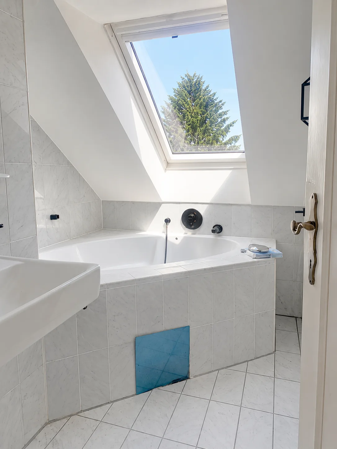 Badezimmer mit Eckwanne